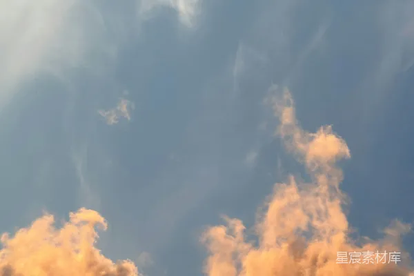 高清摄影 黄昏时金色的云霞映衬着蓝天