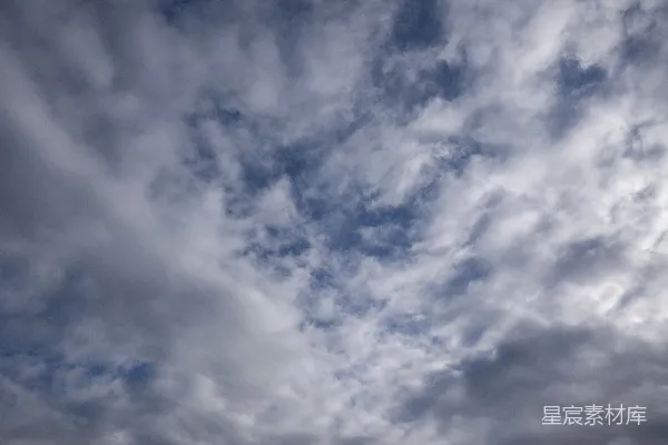 高清摄影 多云的天空中有几块蓝天