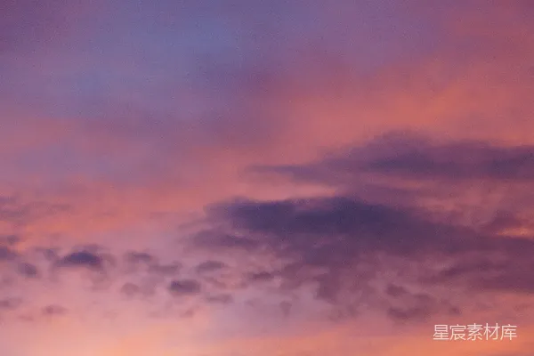 高清摄影 夕阳下的粉紫色云朵