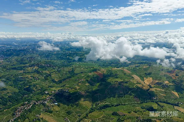 高清摄影 绿色山峦、田地和云的空中俯视。