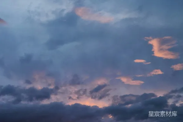 高清摄影 夕阳下的戏剧性云彩，带着粉红色和灰色的色调