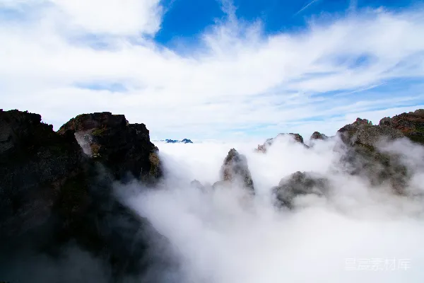 高清摄影 山峦在前景中云雾缭绕的一览