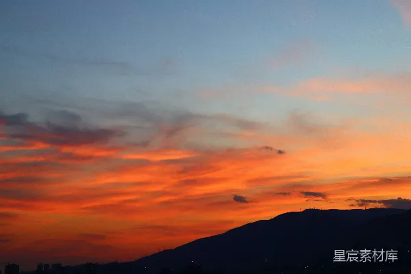 高清摄影 夕阳美景，云雾缭绕，山峦在旁。