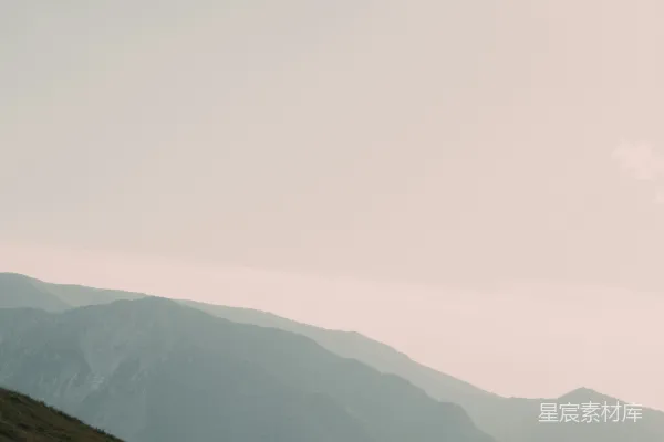 高清摄影 站在郁郁葱葱山坡顶部的人
