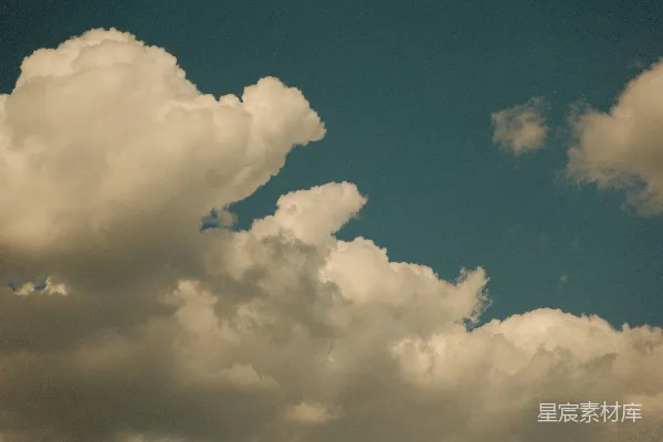 高清摄影 白色的和浅白色云朵衬托着蓝天。