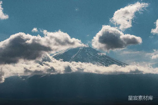 高清摄影 巍峨的雪山之巅周围环绕着洁白的云朵。