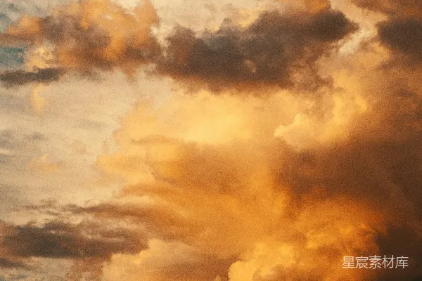 高清摄影 夕阳映照下，金云翻腾成戏剧性的景象。