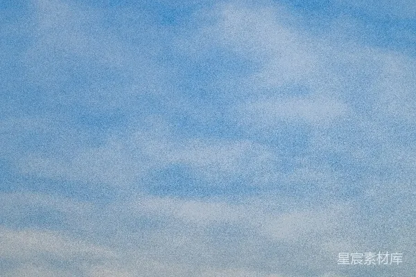 高清摄影 一架飞机在蓝天下的山峦之间飞行