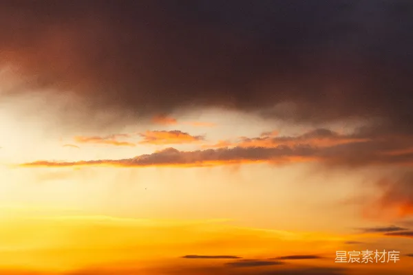 高清摄影 壮观的夕阳天空，橙色明亮与暗色云层交织