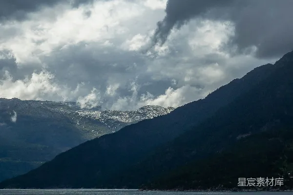 高清摄影 背景中有许多山的大型水域