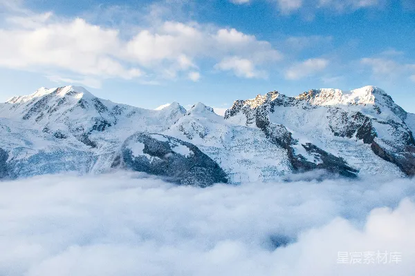 高清摄影 雪峰下的云海