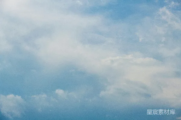 高清摄影 云淡的天空填满了画面，带着柔和的颜色。
