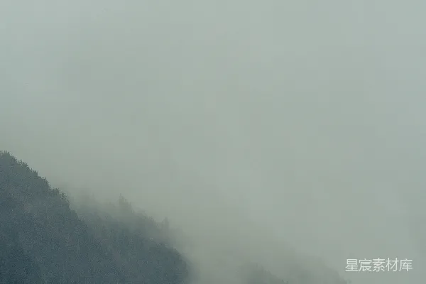 高清摄影 被雾和低层云覆盖的山峰