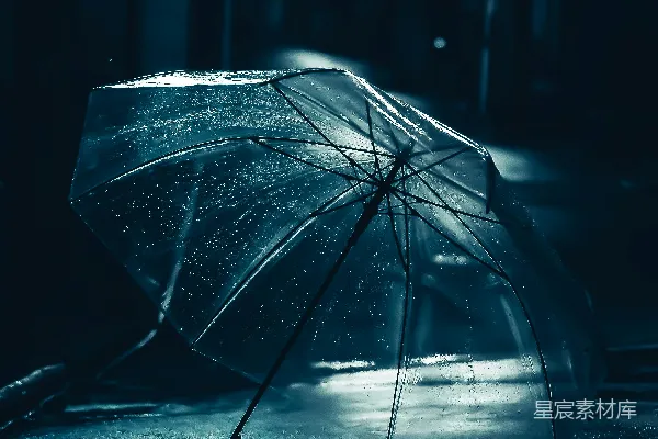高清摄影 雨中撑伞的人