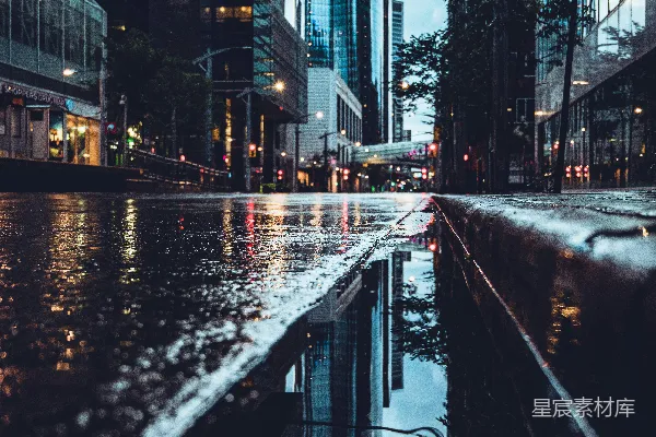 高清摄影 白天建筑物之间的道路上有积水