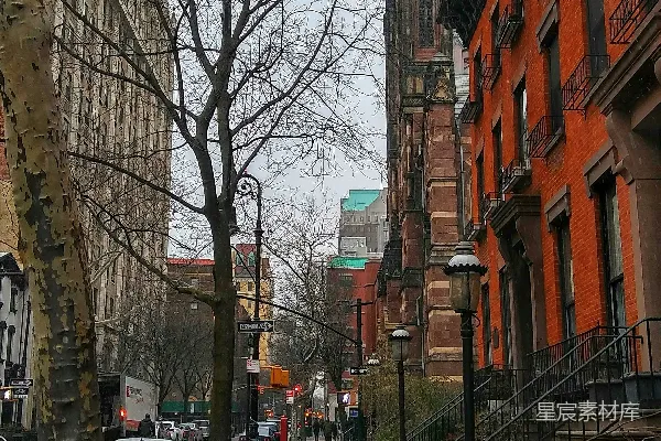 高清摄影 一条停满汽车且有高大建筑物的城市街道