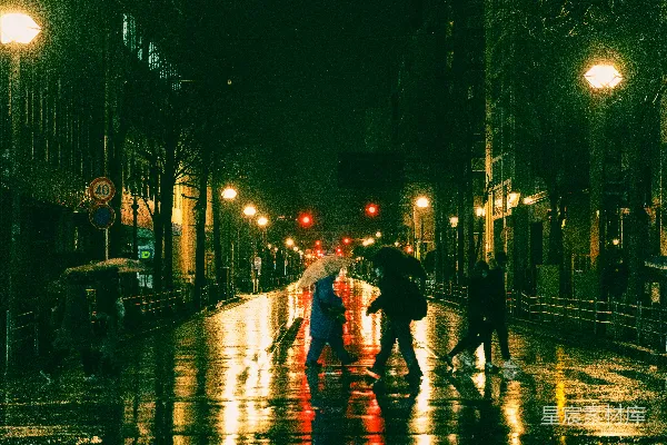 高清摄影 一群人走在街上拿着雨伞