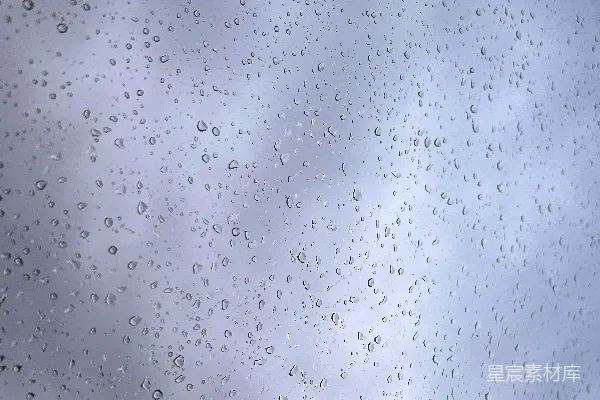 高清摄影 窗外乌云密布，窗户上滴着雨 Drops fall on a misty-windowed pane against a cloudy sky.