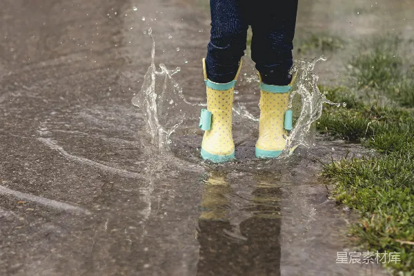 高清摄影 穿着黄色雨靴的人