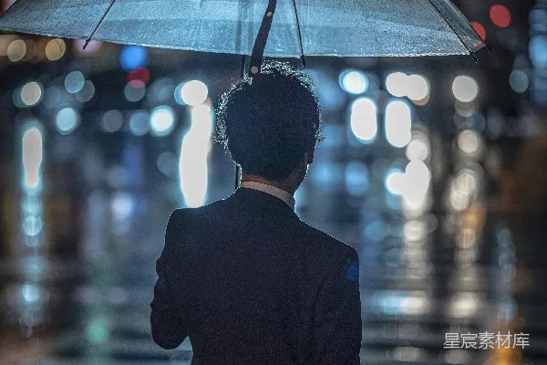 高清摄影 一个穿西装的男人正在撑着雨伞