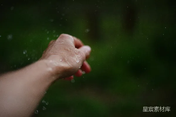 高清摄影 雨中有人牵着另一个人的手