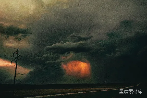 高清摄影 夜晚路面上的闪电 Strikes to the road at night by lightning