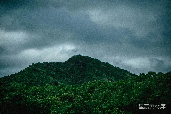 高清摄影 灰色云层下的绿山