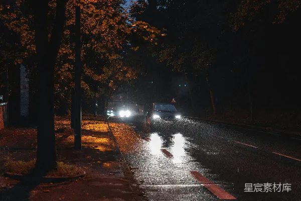 高清摄影 几辆车在夜晚街道上行驶