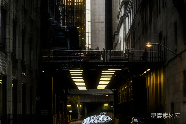 高清摄影 街上一个人拿着雨伞走着