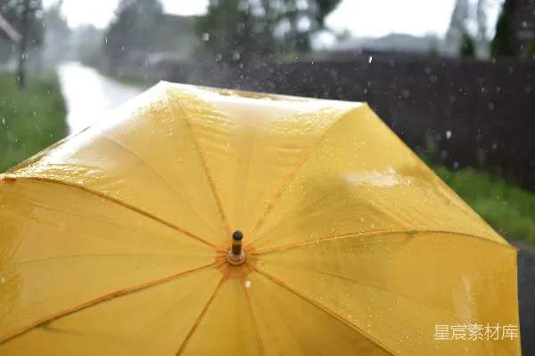 高清摄影 路边撑着的一把黄色雨伞