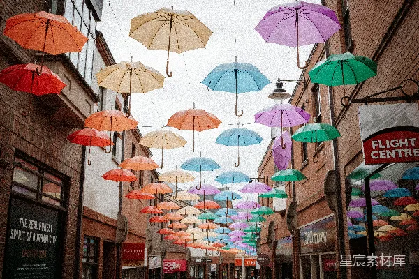 高清摄影 白天街道上挂着的粉红色雨伞