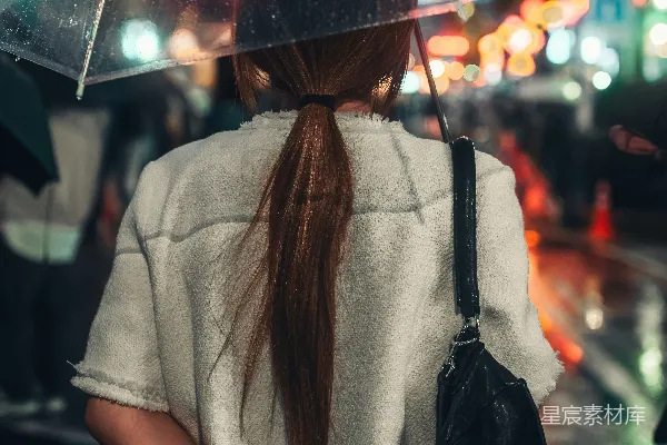 高清摄影 雨中撑伞的女人