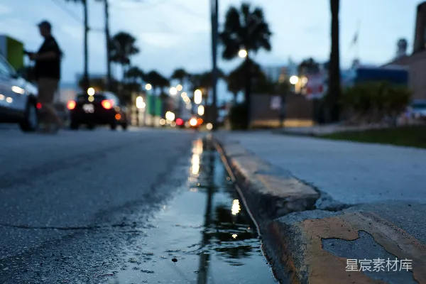 高清摄影 一条路旁边积水成潭的道路