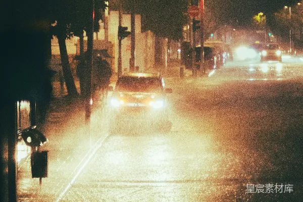 高清摄影 一辆车在夜间雨后湿滑的街道上行驶