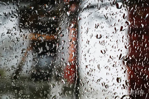 高清摄影 一个人在雨中撑着伞站立着