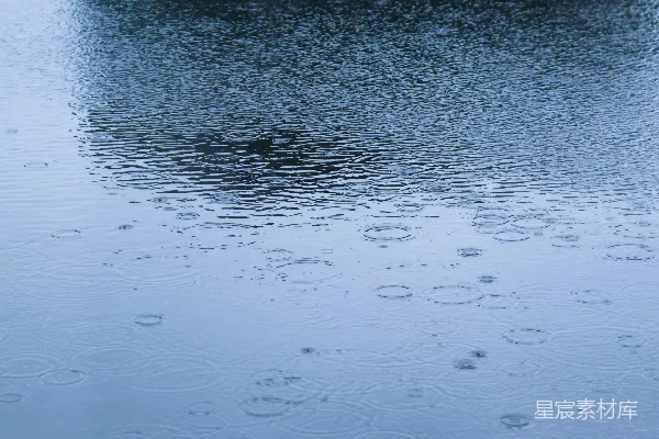 高清摄影 雨滴在平静水面激起涟漪。