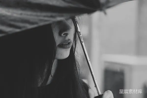 高清摄影 一位女性手持雨伞的黑白照片