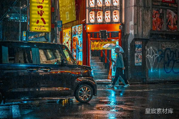 高清摄影 雨中走在街道上的人