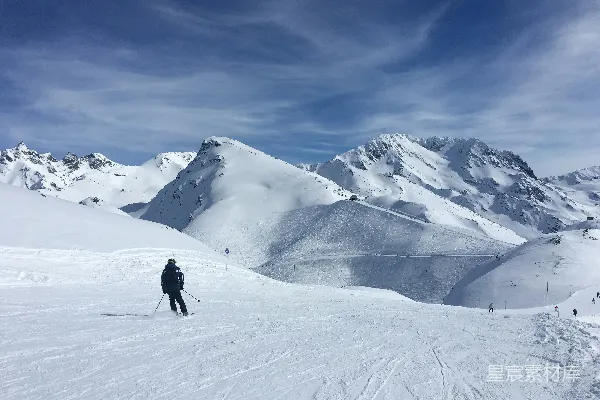 高清摄影 滑雪者在雪山上