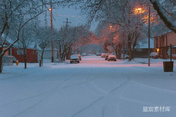 高清摄影 覆盖着白雪的街道，车辆停放在一旁。