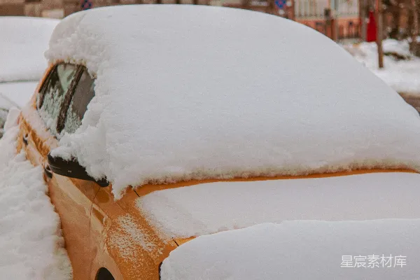 高清摄影 白天积雪覆盖的汽车
