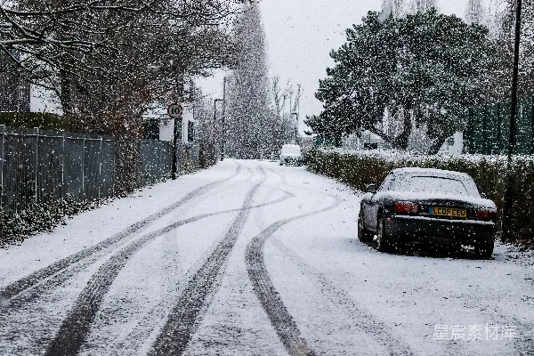 高清摄影 一辆车停在了雪地里的街道上。