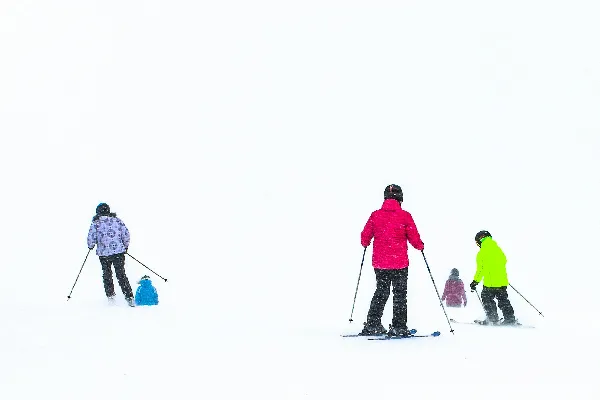 高清摄影 滑雪者在雪覆盖的山坡上滑下