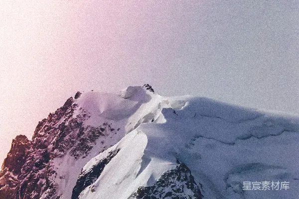 高清摄影 滑雪者站在山顶上