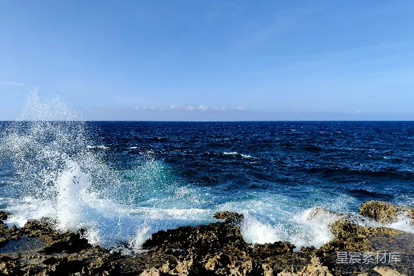 高清摄影 白天海浪撞击岩石海岸的景象
