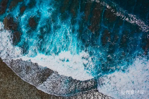 高清摄影 海面上空俯瞰，波涛撞击着海岸。