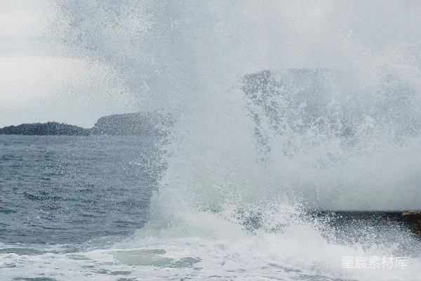 高清摄影 汹涌的海浪拍击着海岸线