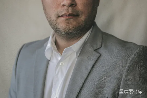 高清摄影 一个穿灰色西装和白色衬衫的男人