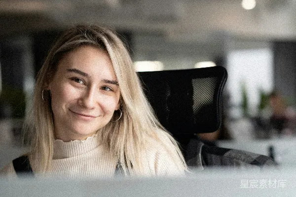 高清摄影 白背心衫的女人坐在黑色的椅子上