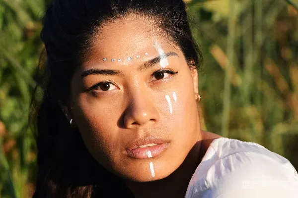 高清摄影 脸上涂有白色油漆的女人